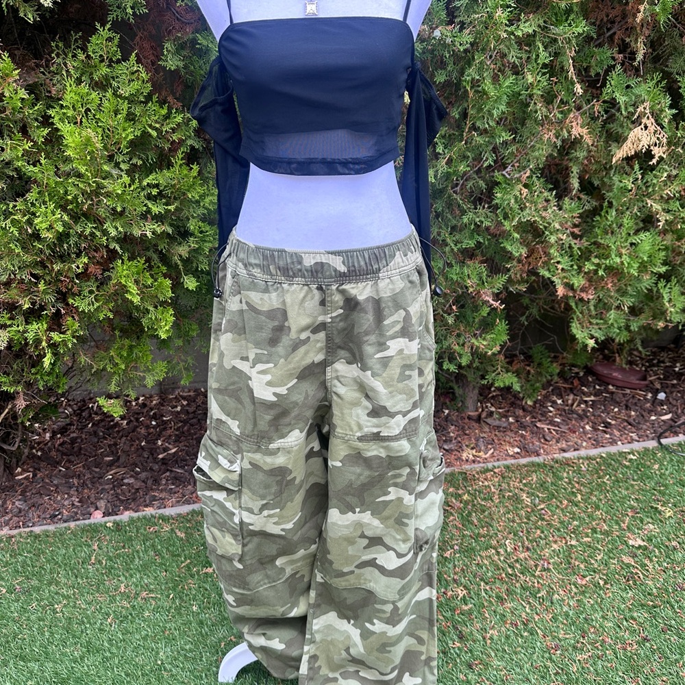 Forever 21 Y2K Camouflage Cargo/Parachute Pants with Pockets size Large